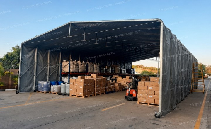Retractable tunnel covering an outdoor industrial storage area for steel plates Retractable tunnel covering an outdoor industrial storage area for steel plates with forklift access