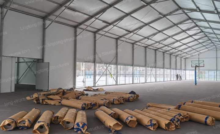 Assembly process of the 800sqm modular basketball venue with materials on site